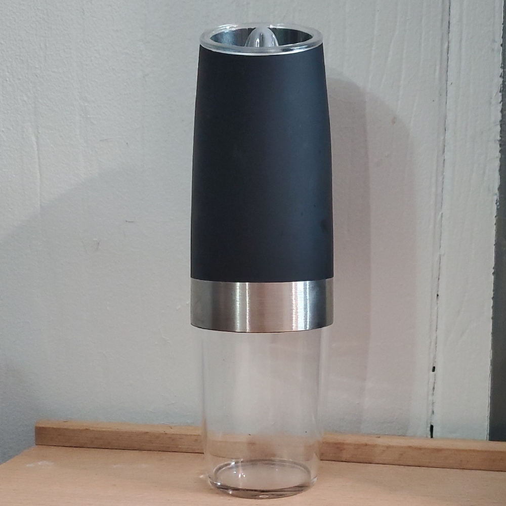 Sleek Black and‎ Silver Pepper Or Salt Grinder